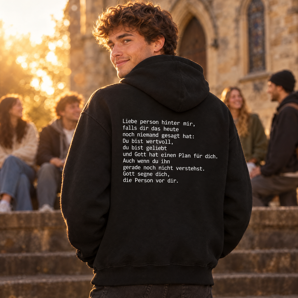 Junger Mann vor einer Kirche im Hoodie Gottes Plan