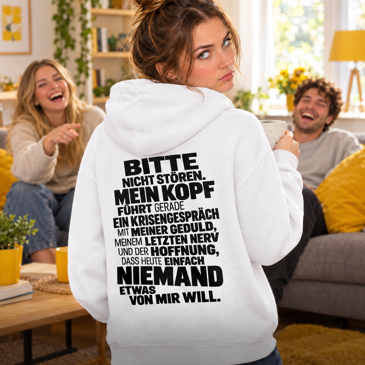 Frau im Hoodie Nicht stören, Freunde lachen
