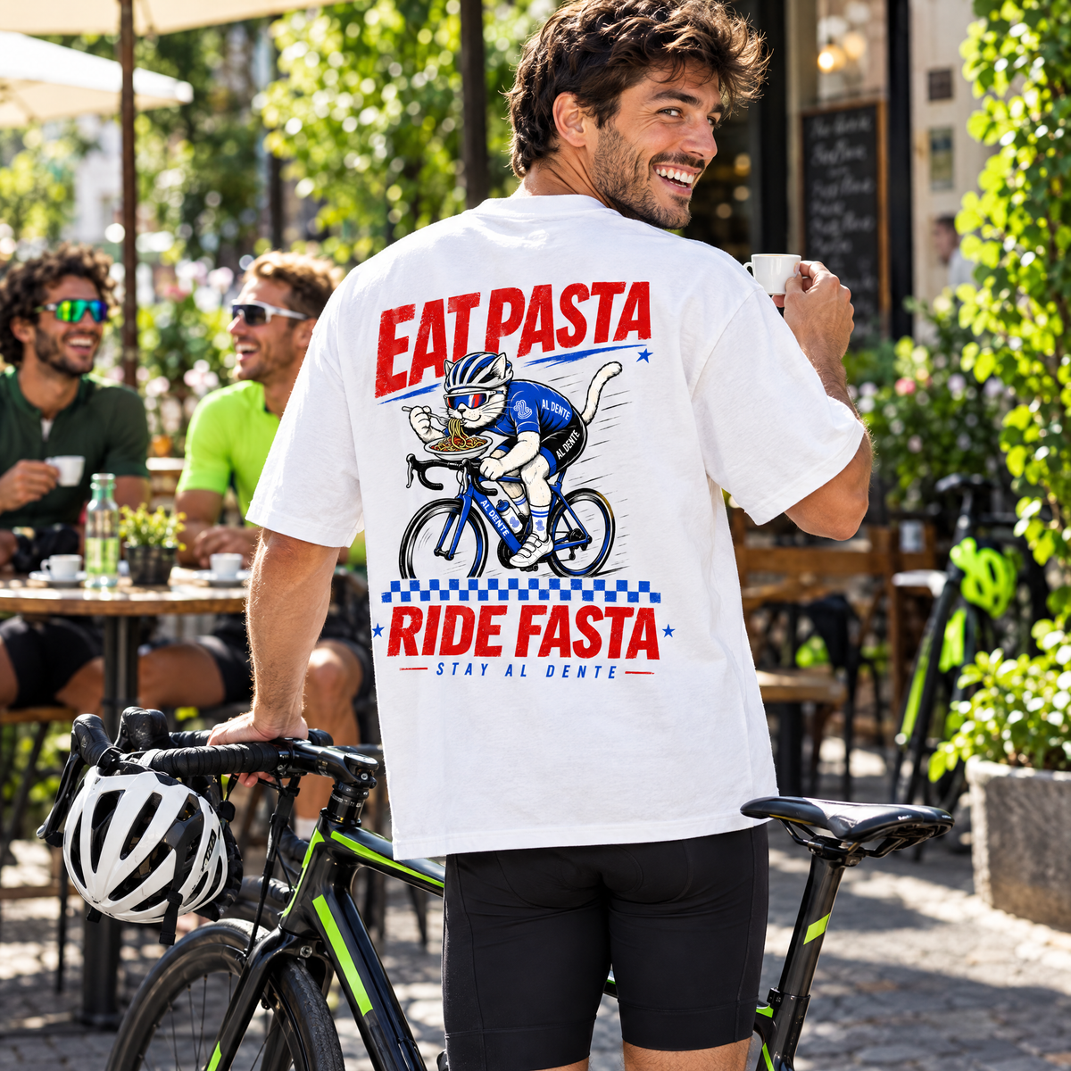 Rennradfahrer im Shirt Eat Pasta Ride Fasta